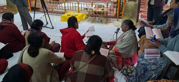 साल 2024 में जब राम लला की प्राण प्रतिष्ठा हुई थी, तब हजारों भक्तों ने यहां पहुंचकर उत्सव मनाया था. आज उसी दिन को याद करने और पहली वर्षगांठ बनाने के लिए भक्ति मंदिर पहुंच रहे