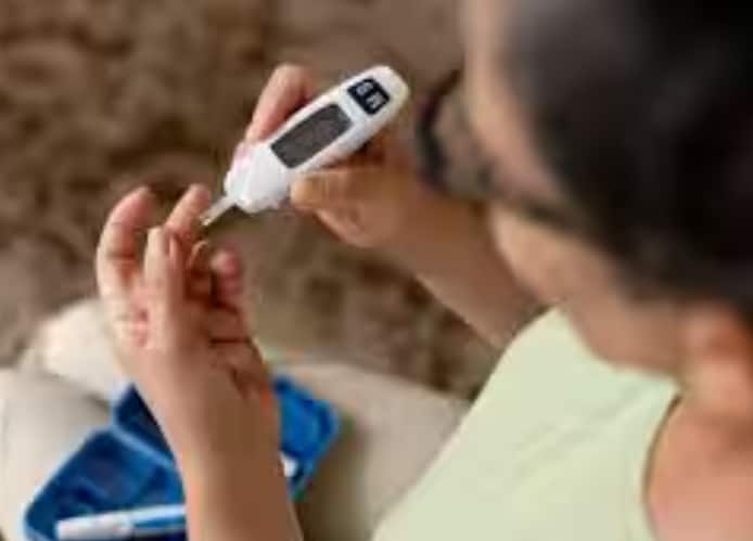 ਸ਼ੂਗਰ ਇੱਕ ਕ੍ਰੋਨਿਕ ਬਿਮਾਰੀ ਹੈ ਜਿਸ ਦਾ ਕੋਈ ਇਲਾਜ ਨਹੀਂ ਹੈ। ਇਸ ਨੂੰ ਸਿਰਫ਼ ਖੁਰਾਕ ਜਾਂ ਜੀਵਨ ਸ਼ੈਲੀ ਵਿੱਚ ਬਦਲਾਅ ਕਰਕੇ ਹੀ ਮੈਨਟੇਨ ਕੀਤਾ ਜਾ ਸਕਦਾ ਹੈ। ਇਸ ਬਿਮਾਰੀ ਵਿੱਚ ਬਲੱਡ ਸ਼ੂਗਰ ਦੇ ਪੱਧਰ ਨੂੰ ਕੰਟਰੋਲ ਕਰਨ ਲਈ ਬਹੁਤ ਸਾਰੀਆਂ ਚੀਜ਼ਾਂ ਤੋਂ ਬਚਣ ਦੀ ਸਲਾਹ ਦਿੱਤੀ ਜਾਂਦੀ ਹੈ।