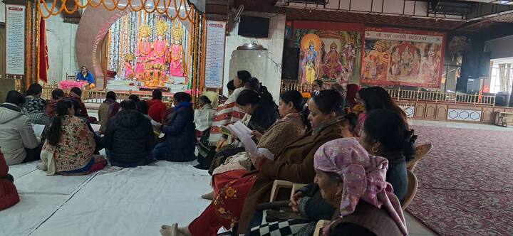 शिमला के राम मंदिर में सुबह के वक्त भगवान राम की विशेष पूजा-अर्चना हुई. सुबह पांच बजे ही मंदिर के कपाट खुल गए. इसके बाद से ही यहां भक्तों का दर्शन के लिए पहुंचना लगा हुआ है