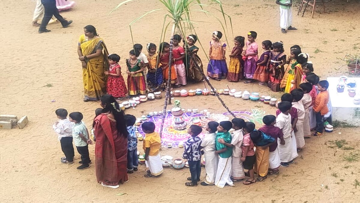 மத்திய அரசு பள்ளியான கேந்திரிய வித்யாலயாவில் பட்டுபாவாடை, வேட்டி சட்டை அணிந்து, தமிழர்களின் பாரம்பரியத்தை பறைசாற்றிய பள்ளி மாணவ, மாணவிகள்....! 