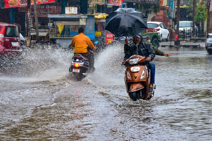 राजस्थान की राजधानी जयपुर, बीकानेर और भरतपुर संभाग में भी आज यानी 11 जनवरी को बारिश होने की संभावना है. इस दौरान कुछ इलाकों में ओलावृष्टि की भी संभावना है.