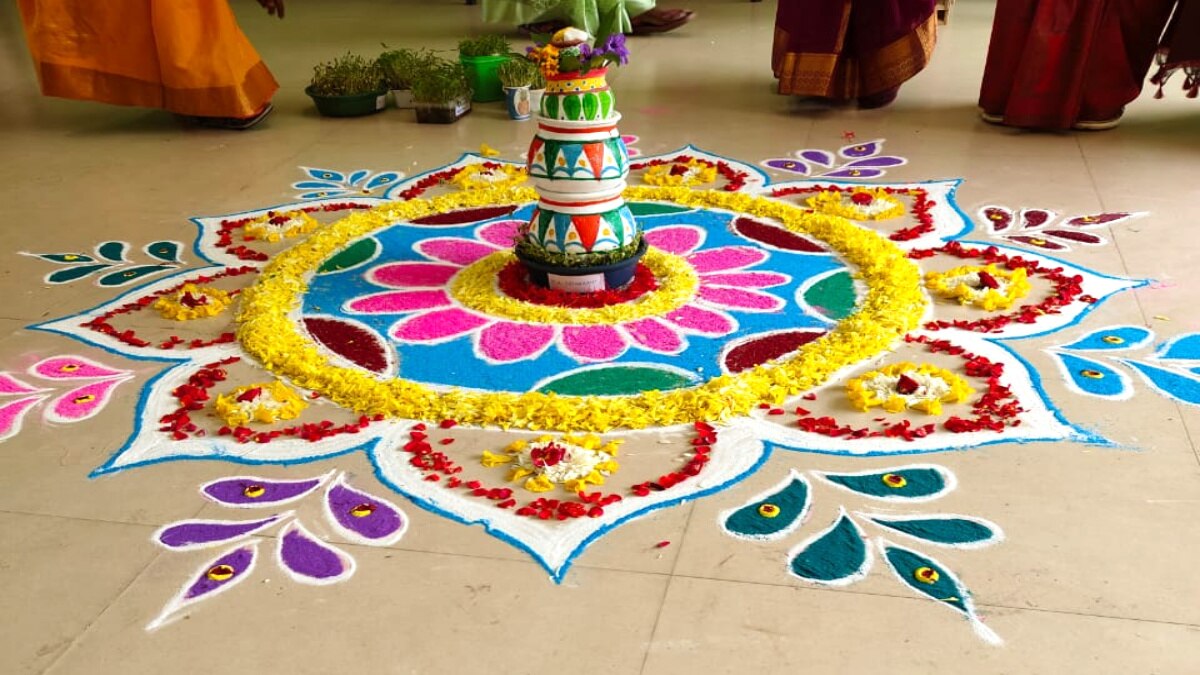 மத்திய அரசு பள்ளியான கேந்திரிய வித்யாலயாவில் பட்டுபாவாடை, வேட்டி சட்டை அணிந்து, தமிழர்களின் பாரம்பரியத்தை பறைசாற்றிய பள்ளி மாணவ, மாணவிகள்....! 