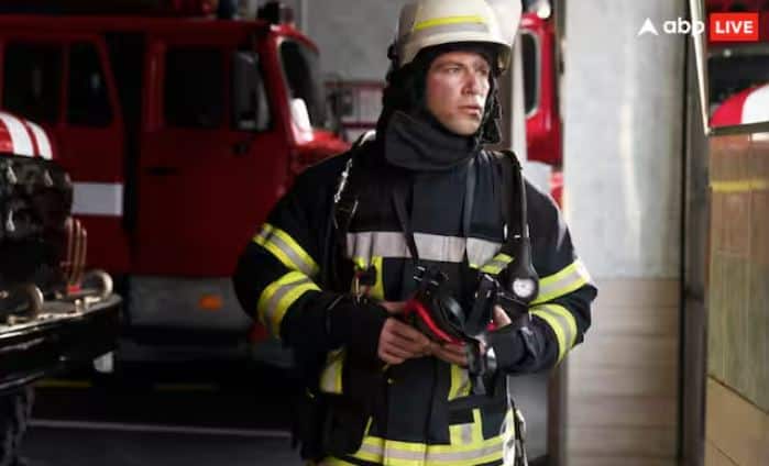 ਇਸ ਦੌਰਾਨ ਸਭ ਤੋਂ ਪਹਿਲਾਂ ਲੋਕ ਅੱਗ ਬੁਝਾਊ ਅਮਲੇ ਦੀ ਟੀਮ ਨੂੰ ਉਸ ਜਗ੍ਹਾ 'ਤੇ ਬੁਲਾਉਂਦੇ ਹਨ ਜਿੱਥੇ ਅੱਗ ਲੱਗੀ ਹੈ ਅਤੇ ਉਹ ਆ ਕੇ ਸਥਿਤੀ ਨੂੰ ਕਾਬੂ ਕਰਨ ਦੀ ਕੋਸ਼ਿਸ਼ ਕਰਦੇ ਹਨ। ਇਸ ਸਮੇਂ ਦੌਰਾਨ, ਉਨ੍ਹਾਂ ਦੇ ਖਾਸ ਕੱਪੜੇ ਉਨ੍ਹਾਂ ਦੀ ਰੱਖਿਆ ਲਈ ਹੁੰਦੇ ਹਨ।