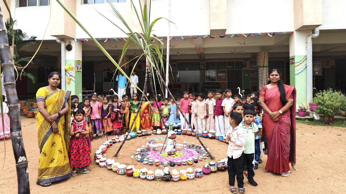 மத்திய அரசு பள்ளியான கேந்திரிய வித்யாலயாவில் பட்டுபாவாடை, வேட்டி சட்டை அணிந்து, தமிழர்களின் பாரம்பரியத்தை பறைசாற்றிய பள்ளி மாணவ, மாணவிகள்....! 