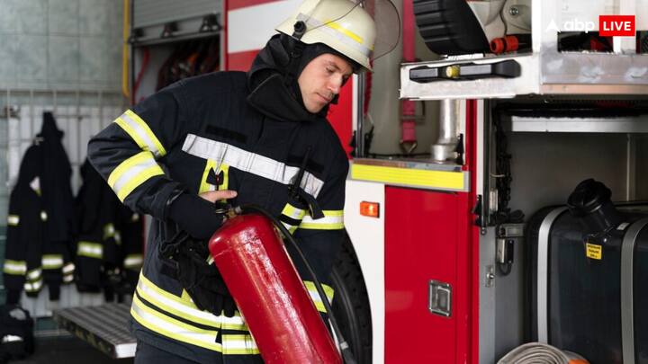 देश के सभी जिलों में आपातकाल फायर यूनिट होती है. इस फायर यूनिट का काम आपात स्थिति में कहीं पर भी आग लगने पर वहां पहुंचकर लोगों को बचाना और आग बुझाना होता है.