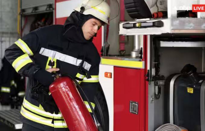 ਤੁਹਾਨੂੰ ਦੱਸ ਦੇਈਏ ਕਿ ਫਾਇਰ ਫਾਈਟਰਜ਼ ਟੀਮ ਦੇ ਕਰਮਚਾਰੀ ਡੂਪੋਂਟ ਕੇਵਲਰ ਅਤੇ ਨੋਮੈਕਸ ਫਾਈਬਰ ਤੋਂ ਬਣੇ ਫਾਇਰਫਾਈਟਰ ਕੱਪੜੇ ਵਰਤਦੇ ਹਨ। ਤੁਹਾਨੂੰ ਦੱਸ ਦੇਈਏ ਕਿ ਇਹ ਕੱਪੜੇ ਅੱਗ ਬੁਝਾਉਣ ਵਾਲਿਆਂ ਨੂੰ ਖ਼ਤਰਿਆਂ ਤੋਂ ਭਰੋਸੇਯੋਗ ਸੁਰੱਖਿਆ ਪ੍ਰਦਾਨ ਕਰਨ ਵਿੱਚ ਮਦਦ ਕਰਦੇ ਹਨ। ਇਨ੍ਹਾਂ ਕੱਪੜਿਆਂ ਵਿੱਚ ਬਹੁਤ ਜ਼ਿਆਦਾ ਅੱਗ ਅਤੇ ਉੱਚ ਤਾਪਮਾਨ ਦਾ ਸਾਹਮਣਾ ਕਰਨ ਦੀ ਸਮਰੱਥਾ ਹੁੰਦੀ ਹੈ।