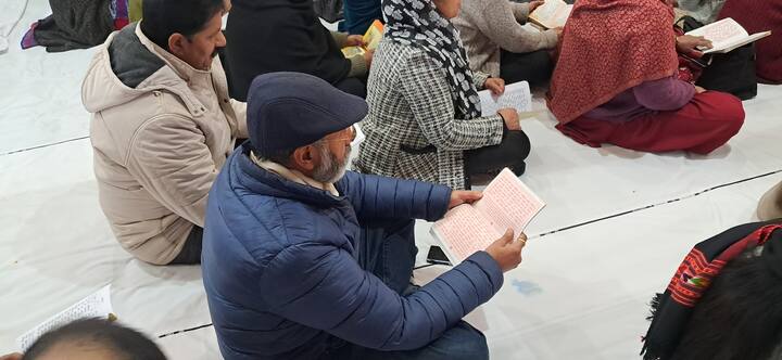 इसके बाद यहां 108 हनुमान चालीसा का पाठ किया गया. राम मंदिर में भक्त सुंदरकांड का पाठ करते हुए भी नजर आए. मंदिर में भक्तों के लिए भंडारा भी लगाया गया है