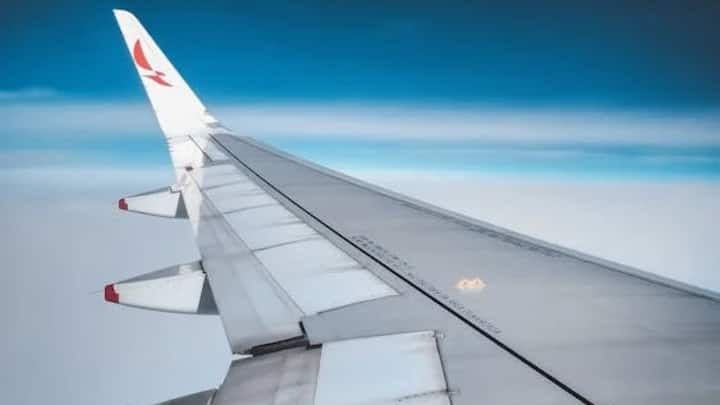 पहले के समय लोग एक देश से दूसरे देश का सफर पानी के जहाज से करते थे, जिसमें महीनों का समय लगता था. लेकिन विमान से अब एक देश से दूसरे देश का सफर चंद घंटों में पूरा होता है, जिससे यात्रियों का बहुत समय बचता है.