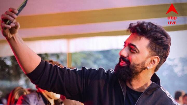 দেব বলেন, 'আমায় তো প্রথম ৫-৬ বছর কেউ পাত্তাই দেয়নি। ভাবেইনি আমার কথা। তোতলা, অভিনয় পারে বলেই কাটিয়ে দিয়েছে। রুক্মিণীকে নিয়ে আমি গর্বিত।'