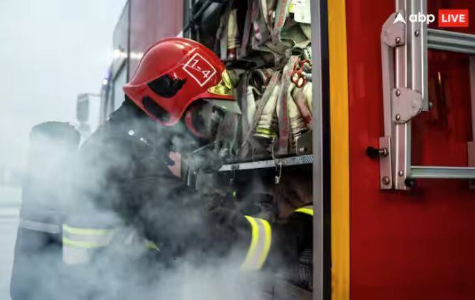 ਅੱਗ ਬੁਝਾਊ ਦਸਤੇ ਅੱਗ ਦੇ ਨੇੜੇ ਜਾਂਦੇ ਹਨ ਅਤੇ ਲੋਕਾਂ ਨੂੰ ਬਚਾਉਂਦੇ ਹਨ। ਇੰਨਾ ਹੀ ਨਹੀਂ, ਉਹ ਅੱਗ ਬੁਝਾਉਣ ਲਈ ਉੱਚੀਆਂ ਇਮਾਰਤਾਂ 'ਤੇ ਵੀ ਜਾਂਦੇ ਹਨ, ਪਰ ਇਸ ਦੌਰਾਨ ਉਨ੍ਹਾਂ ਦੇ ਕੱਪੜੇ, ਜੁੱਤੇ, ਕੁਝ ਵੀ ਨਹੀਂ ਸੜਦਾ। ਇੰਨਾ ਹੀ ਨਹੀਂ, ਕੱਪੜਿਆਂ ਕਾਰਨ ਉਨ੍ਹਾਂ ਦਾ ਸਰੀਰ ਵੀ ਸੁਰੱਖਿਅਤ ਰਹਿੰਦਾ ਹੈ।