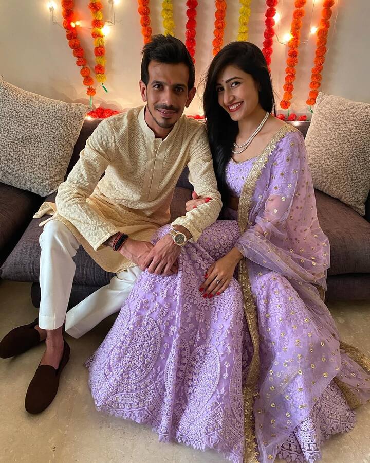 शादी के सभी फंक्शन के अलावा धनश्री के इंस्टाग्राम पर उनके रोका सेरेमनी की भी फोटोज हैं. इस फोटो में चहल अपनी लेडी लव के साथ पोज देते दिख रहे हैं.