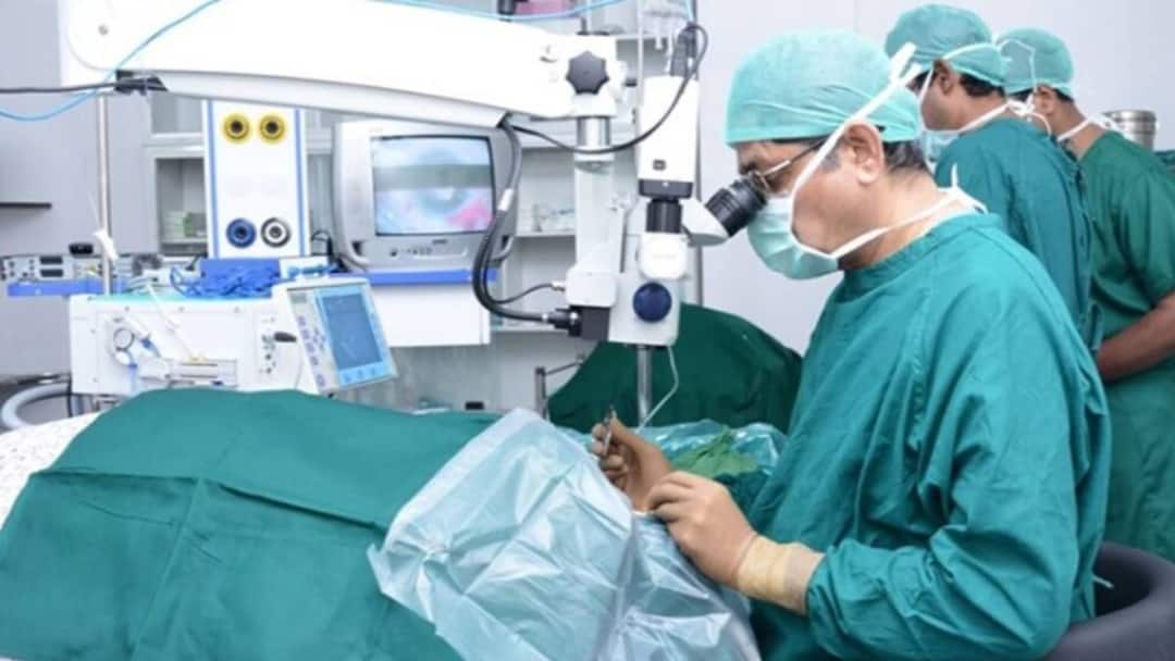 doctors restore young mans vision after tree twig pierces eye Kerala : కేరళలో అద్భుతం - చెట్టు కొమ్మ కారణంగా కన్ను పోయిన వ్యక్తికి చూపునిచ్చిన డాక్టర్లు