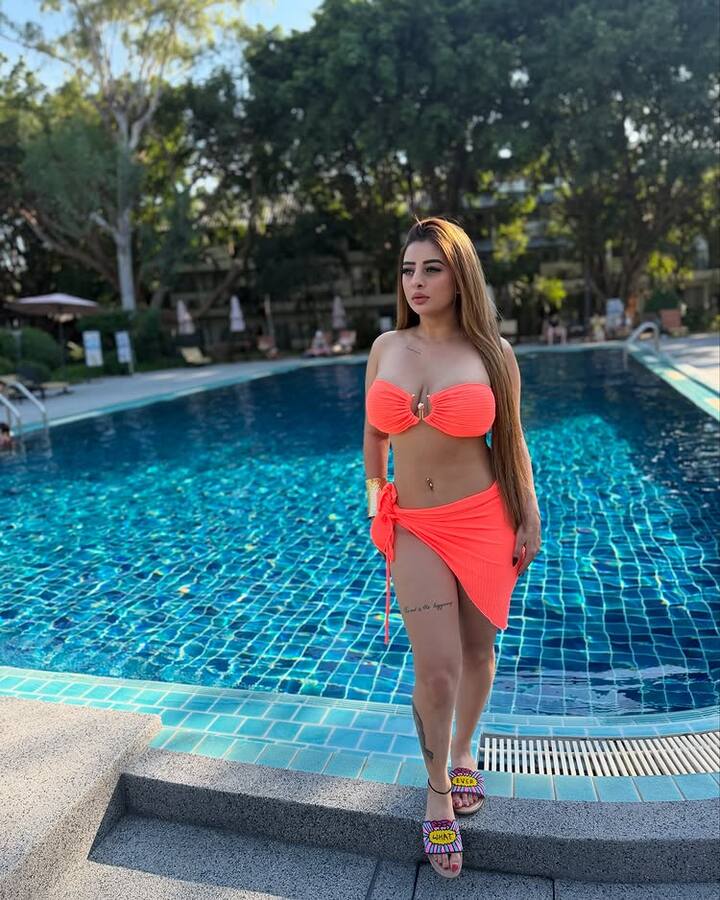 અભિનેત્રીનું કર્વી ફિગર અને બોલ્ડનેસ કોઈને પણ દિવાના બનાવી શકે છે. તેની તસવીરો સોશિયલ મીડિયા પર ધૂમ મચાવી રહી છે. આ ઉપરાંત, ચાહકો તેમની તસવીરો કે વીડિયોને ઘણો પ્રેમ આપે છે.