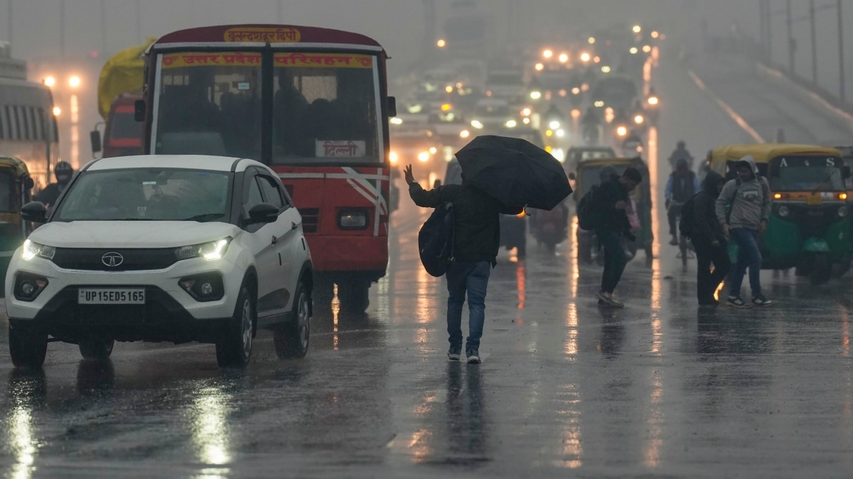 UP Weather Update: यूपी में भीषण सर्दी के बीच आज 38 जिलों में बारिश का अलर्ट, जानें- अपने जिले के मौसम का हाल