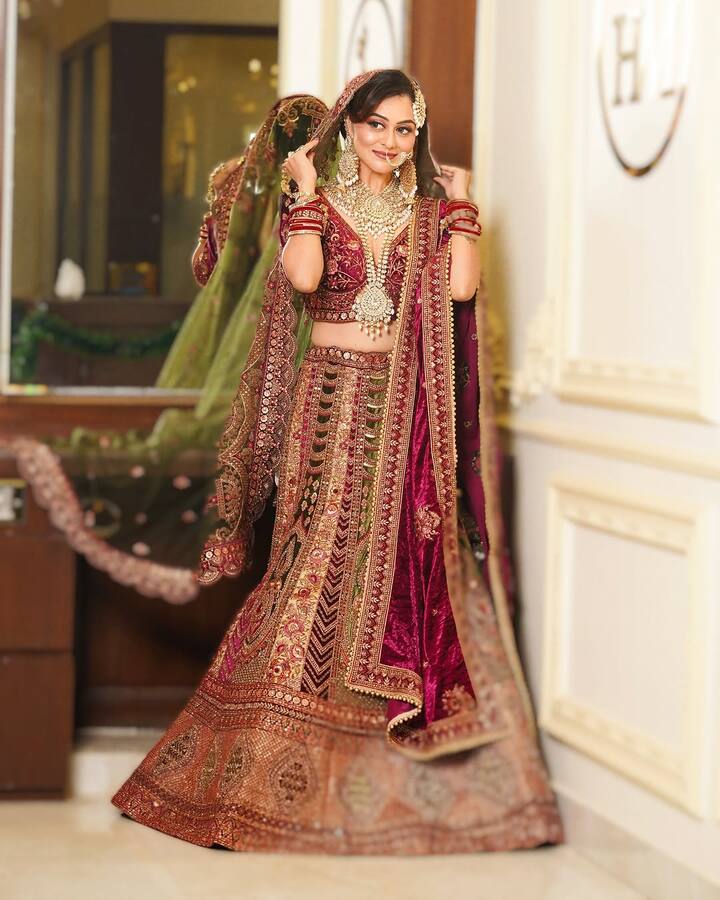 Falaq wore a red heavy bridal lehenga with proper traditional jewellery that goes with the D-Day outfits.