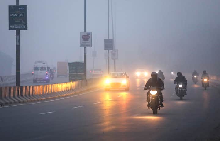 मौसम विभाग की माने तो बिहार-बंगाल में 11-13 जनवरी, यूपी में 12-15 जनवरी, ओडिशा, नागालैंड, मणिपुर, मिजोरम और त्रिपुरा में 13 जनवरी को घना कोहरा छाए रहने की संभावना है.