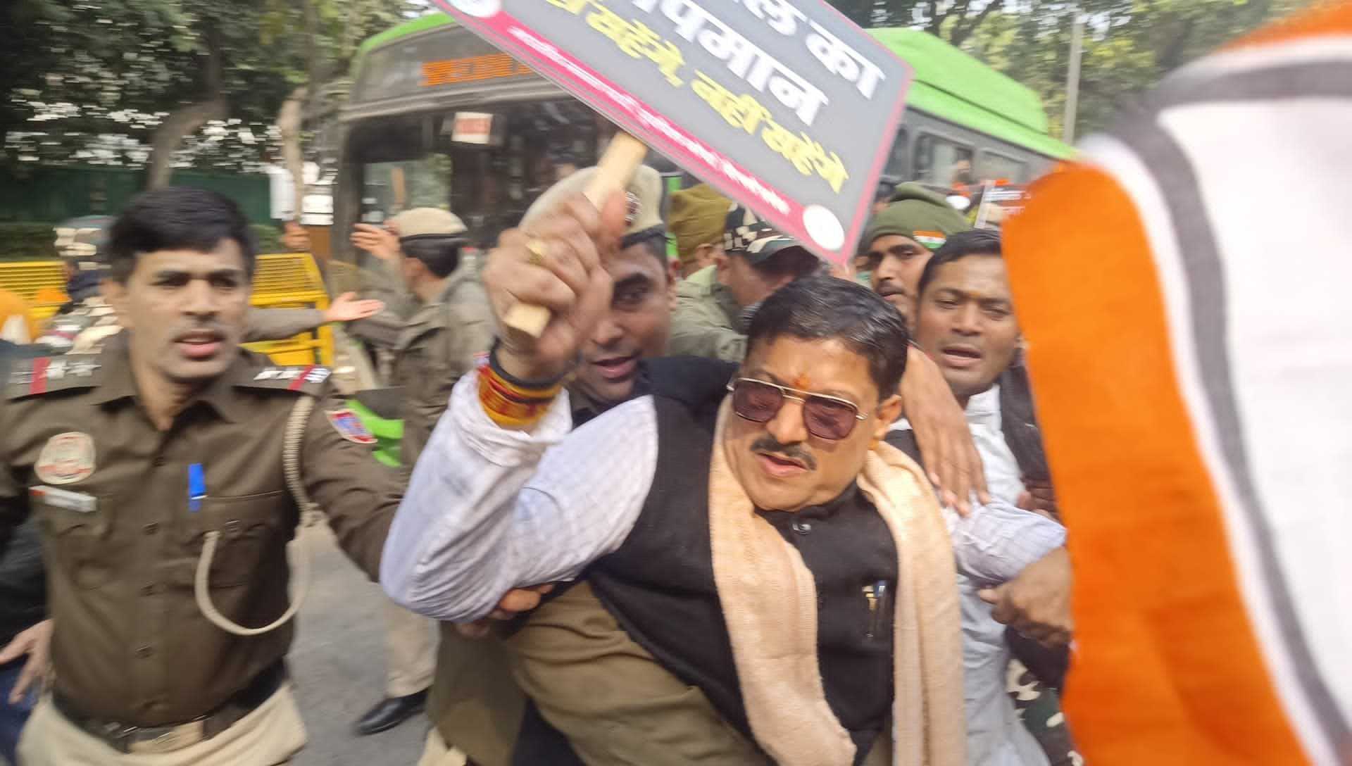 बयान को वापस लें केजरीवाल', BJP के पूर्वांचल मोर्चा ने किया प्रदर्शन, पुलिस ने की पानी की बौछार