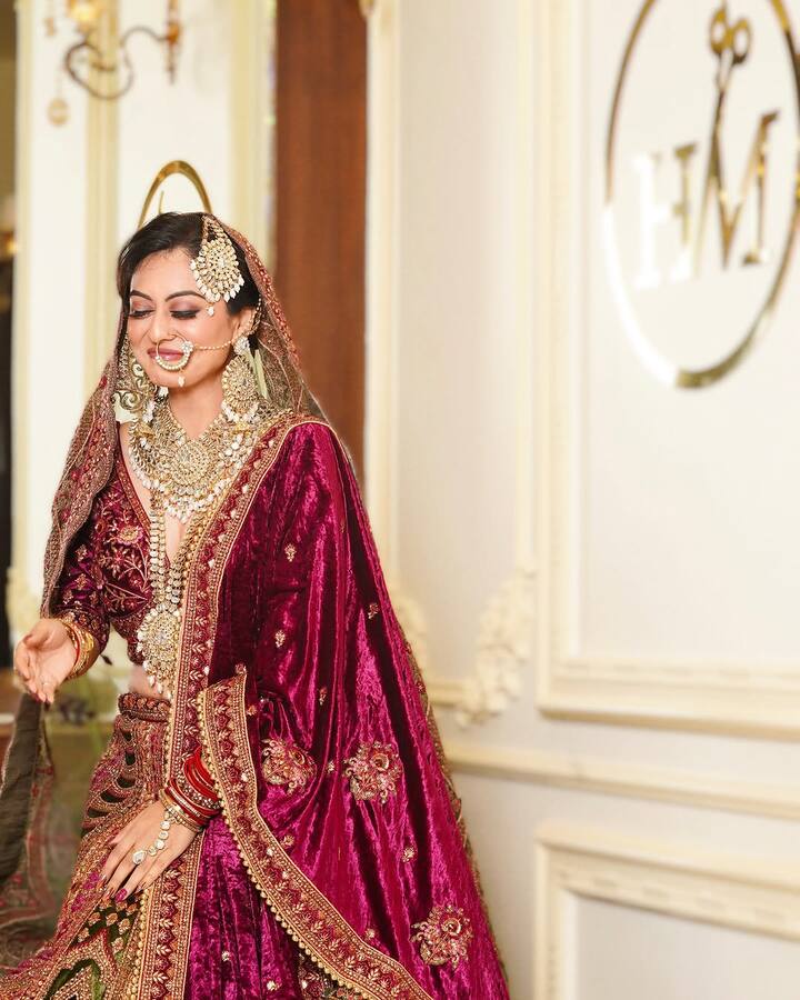 Falaq opted a bold makeup look that complimented the heavy bridal look.