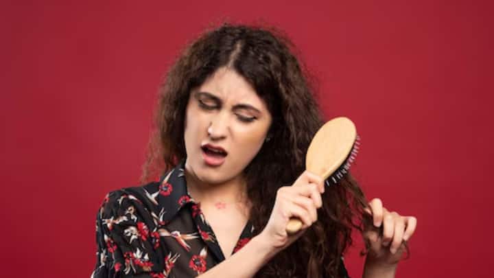 মানুষ বিশেষে চুল আঁচড়ানোর ধরনও আলাদা হয়। কেউ মাঝখানে সিঁথি কাটেন, কেউ আবার ডান বা বাম দিকে।