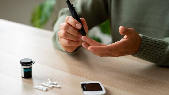 সুগার ডায়াবেটিস থাকলে খাওয়া-দাওয়ায় অনেক বেশি নিয়ন্ত্রণ করে চলতে হয়। সব কিছু অনিয়ন্ত্রিতভাবে খাওয়াও যায় না।