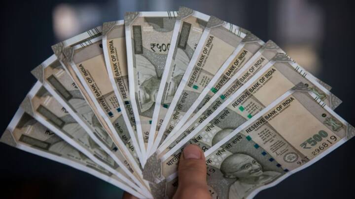 महाकुंभ जैसे आयोजनों में आपको कई बार चीजें खरीदने की जरूरत पड़ जाती है. या फिर किसी सेवा के लिए आपको पैसे देने पड़ जाते है. लेकिन धार्मिक स्थलों पर ऑनलाइन ट्रांजैक्शन कम होते हैं. इसलिए अपने पास कैश जरूर रखें.