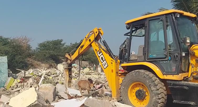 Today works on the Mega Demolition in the Yatradham Bet Dwarka more than 76 building collapsed Mega Demolition: ઉત્તરાયણ પહેલા બેટ દ્વારાકમાં ફરી વળ્યું 'દાદાનું બૂલડૉઝર', 76 ઇમારતો તોડી પડાઇ