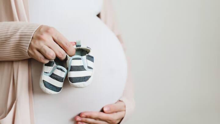 रूस इन दिनों अपने नागरिकों को बच्चे पैदा करने पर रकम की पेशकश कर रहा है. जहां 25 साल या उससे कम उम्र की छात्राओं को मां बनने पर 1 लाख रुबल दिए जा रहे हैं.