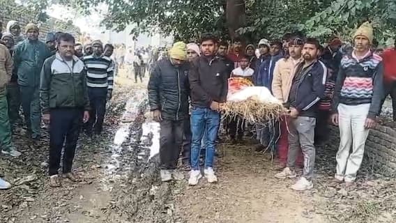 अलीगढ़: श्मशान घाट पर दबंगों ने जमाया कब्जा, परिजनों को 4 किमी दूर ले जाना पड़ा शव अलीगढ़: श्मशान घाट पर दबंगों ने जमाया कब्जा, परिजनों को 4 किमी दूर ले जाना पड़ा शव