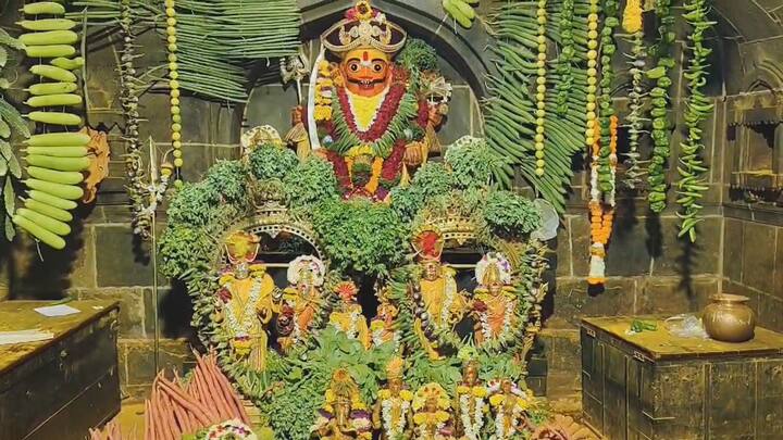 पौराणिक कथेनुसार जेव्हा पृथ्वीवर प्रलय आला होता. तेव्हा सर्वत्र अन्नधान्याची टंचाई होती,दरम्यान त्रैलोकातील दुःख पाहून ऋषींनी मातेची प्रार्थना केली.