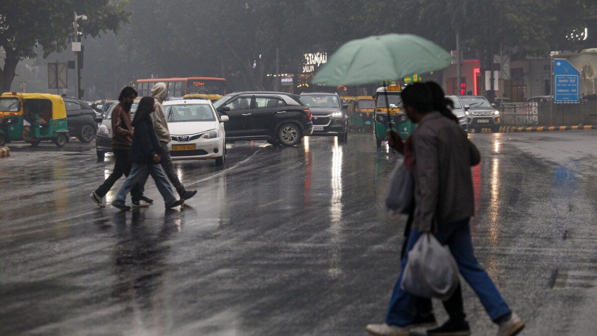 Delhi Weather : दिल्ली में बारिश के बाद कड़ाके की ठंड, कोहरा ढाएगा कहर, मौसम विभाग की चेतावनी को हल्के में लेना पड़ेगा महंगा 