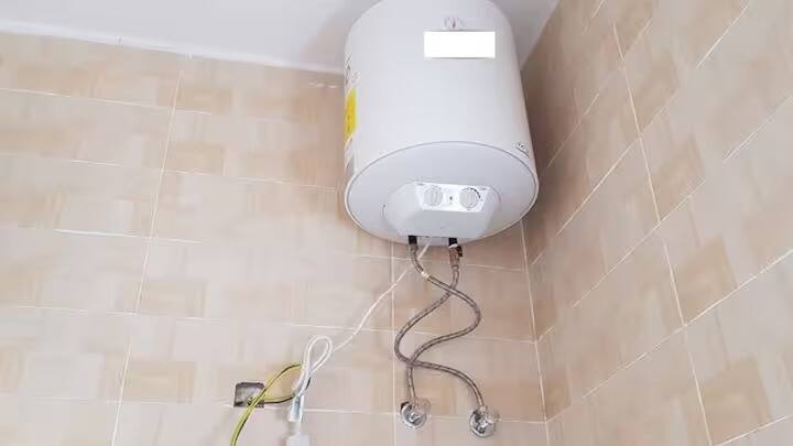 আমরা এখানে আপনাকে এমন কিছু উপায় বলব, যার মাধ্যমে আপনি গিজার ব্যবহার করলেও  শীতকালে আপনার বিদ্যুৎ বিল কম আসবে। প্রায়শই লোকেরা এটি ব্যবহার করার পরে গিজারটি বন্ধ করেন না। যে কারণে বিদ্যুতের বিল বেশি আসে।