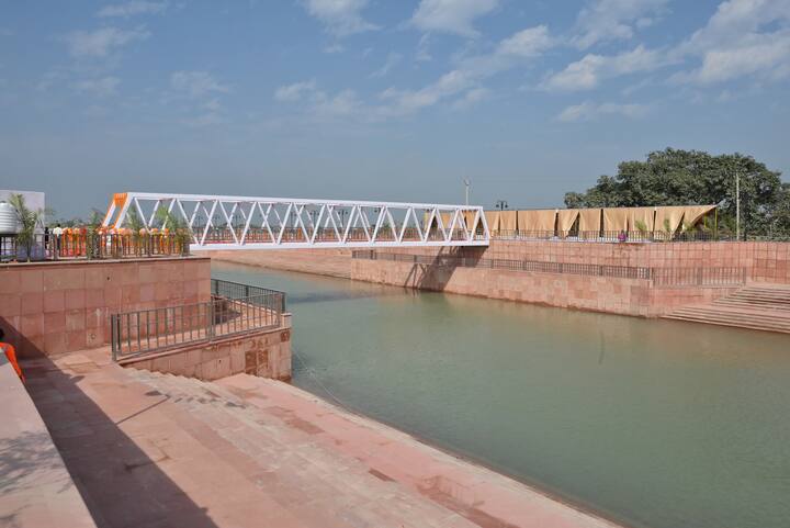 मधुबनी में सुगरवे नदी के वियर से एनएच27 (NH27) तक 400 मीटर सीढ़ी घाट एवं वॉकिंग ट्रैक का निर्माण किया गया है. अभियंता सुधीर कुमार ने कहा कि नदी के दोनों तटबंध के किनारे दो-दो सीढ़ी घाट, छह व्यू प्वाइंट, एक ओवरब्रिज का निर्माण किया जा रहा है.