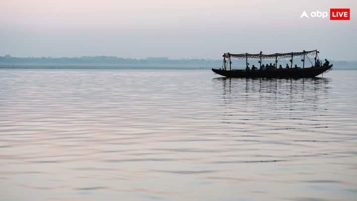 वहीं अर्धकुंभ हर छह साल के बाद मनाया जाता है. बता दें कि अर्धकुंभ केवल दो स्थानों पर आयोजित किया जाता है, जिसमें पहला प्रयागराज और दूसरा हरिद्वार है. ये हर छह साल बाद आयोजित किया जाता है.