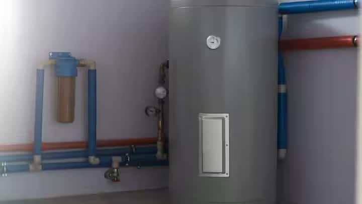 ইতিমধ্যেই ভারতে জাঁকিয়ে পড়েছে শীত। উত্তর ভারতে বেড়েই চলেছে পারদ। সঙ্গে চিন্তা বাড়াচ্ছে ঘন কুয়াশা। গত কয়েকদিনের দিকে লক্ষ্য করলে দেখা যাবে, ক্রমাগত তাপমাত্রার পারদ নামছে ভারতে। যার জেরে শীত আরও বেড়েছে।