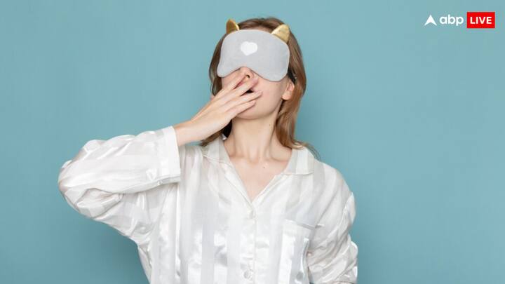 बता दें कि डॉक्टर इस स्थिति को नॉक्टर्नल लैगोफथाल्मोस कहते हैं. वहीं इससे पीड़ित हैं, लोग जब सोते हैं, तो आंख पूरे तरीके से बंद नहीं होती है.