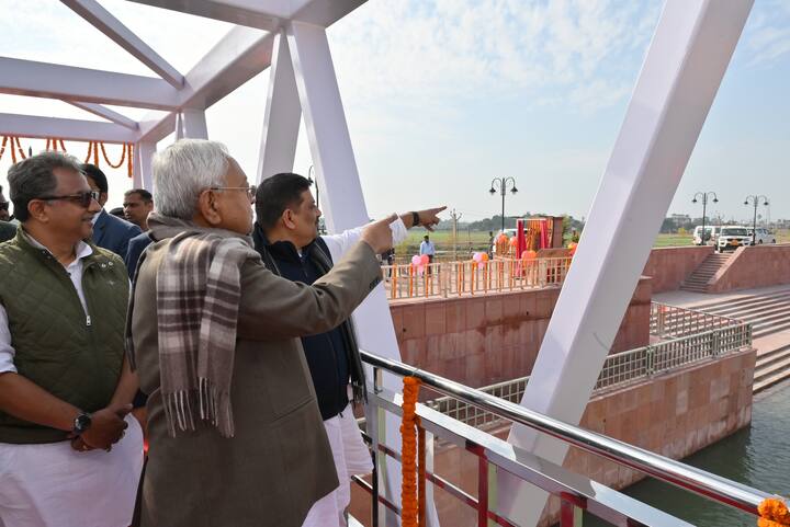 मुख्यमंत्री की यात्रा को लेकर लौकहा और ललमनियां बॉर्डर पर सुरक्षा के कड़े इंतजाम किए गए थे. एसएसबी के सहायक कमांडेंट अजीत कुमार ने बताया कि सुरक्षा की दृष्टि से नाकाबंदी और चौकसी बढ़ा दी गई थी.