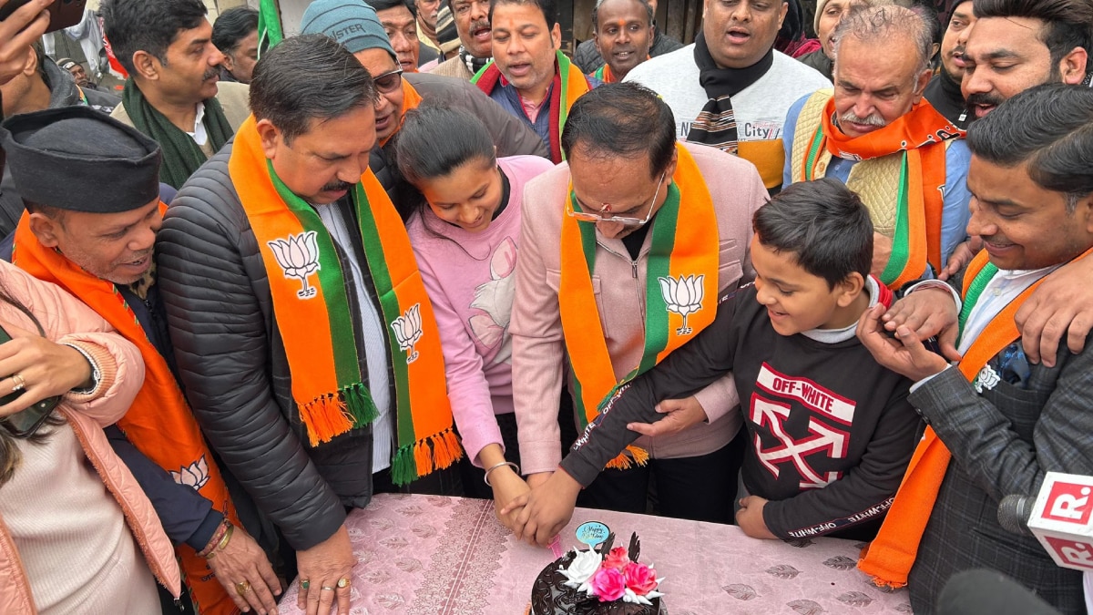 Delhi Election 2025: दिल्ली BJP अध्यक्ष विरेंद्र सचदेवा ने झुग्गियों में मनाया जन्मदिन, अरविंद केजरीवाल पर किया पलटवार