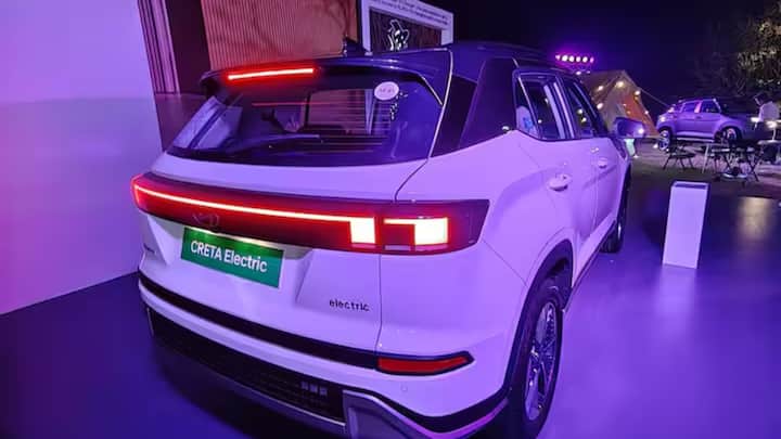 ఈ హ్యుందాయ్ ఎలక్ట్రిక్ కారులో కొత్త స్టీరింగ్ వీల్ ఉంది. ఈ కారు 10.25 అంగుళాల డ్యూయల్ స్క్రీన్‌ను కలిగి ఉంది. దానితో పాటు డిజిటల్ ఇన్‌స్ట్రుమెంట్ క్లస్టర్ కూడా ఇన్‌స్టాల్ చేశారు.