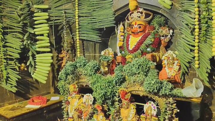 त्यानिमित्त मंदिराच्या गाभाऱ्यात फळभाज्या आणि पालेभाज्यांची आरास करण्यात आलीय.