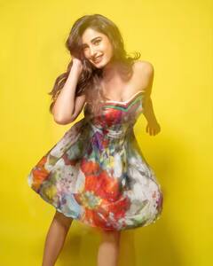 ऑफ शोल्डर टॉपमध्ये दिसते कमाल, डीपनेक ड्रेसमधली तर बातच और... 19 वर्षांची रविना टंडनच्या लेकीनं घातलाय धुमाकूळ