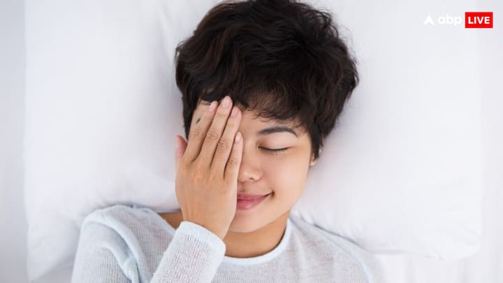 हालांकि व्यक्ति को पता नहीं चलता है कि उसकी आंखे खुली हुई है. वहीं रात में होने वाला लैगोफथाल्मोस समय के साथ स्वास्थ्य समस्याओं का कारण बन सकता है. इनमें से कुछ लोग जन्म के साथ पलकों की समस्याओं के साथ जन्म लेते हैं, जिस कारण उनकी आंखें बंद नहीं होती हैं.