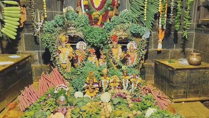 यासाठी साधारण 300 किलो पालेभाज्या, फळभाज्या व शेंगवर्गीय भाज्या वापरण्यात आल्या. सदरील आरास नित्य वारकरी, पुजारी वर्ग, कर्मचारी सेवकरी वर्ग यांनी केली.