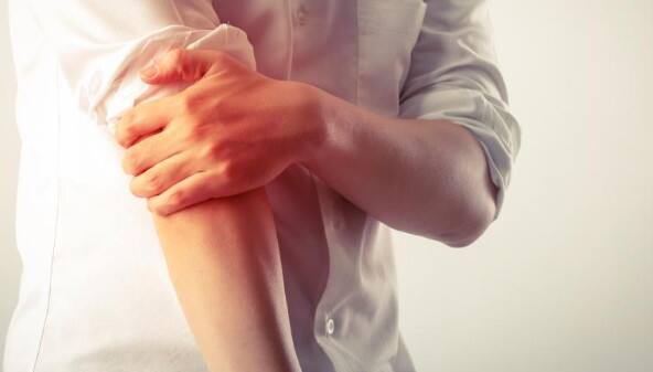 વાસ્તવમાં, યુરિક એસિડ શરીરમાં હાજર એક કચરો છે. તમને જણાવી દઈએ કે યુરિક એસિડ પાચન પછી બને છે. જ્યારે તમે ખૂબ પ્યુરિન ધરાવતો ખોરાક ખાઓ છો, ત્યારે કિડની તેને યોગ્ય રીતે ફિલ્ટર કરી શકતી નથી. આવી સ્થિતિમાં, યુરિક એસિડ શરીરમાંથી દૂર થઈ શકતું નથી. શરીરમાં તેની માત્રા વધવાથી સાંધામાં દુખાવાની સમસ્યા પણ થઈ શકે છે.