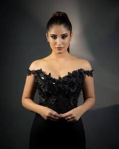 ऑफ शोल्डर टॉपमध्ये दिसते कमाल, डीपनेक ड्रेसमधली तर बातच और... 19 वर्षांची रविना टंडनच्या लेकीनं घातलाय धुमाकूळ