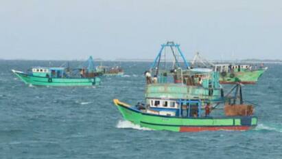 srilankan navy arrest 8 tamilnadu fishermen from rameshwaram TN Fishermen Arrest: கதறும் தமிழக மீனவர்கள் - மீண்டும் 8 பேரை கைது செய்த இலங்கை கடற்படை, தீர்வு எப்போது?