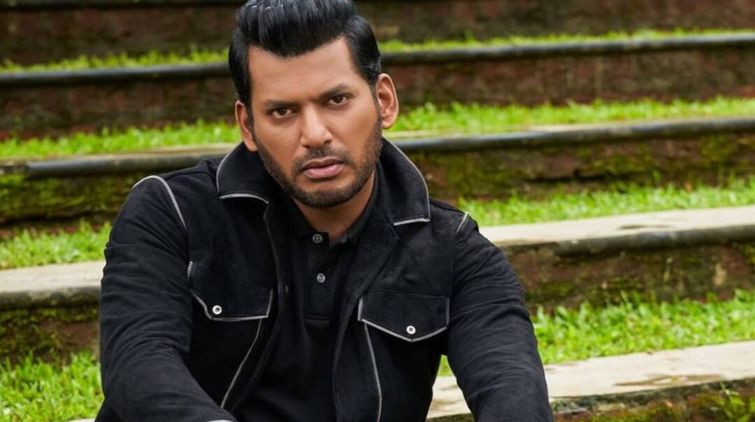 Vishal Health News: మూడు నెలలకు ఓసారి ఇలా అంటున్నారు- హెల్త్ అప్డేట్ ఇచ్చిన విశాల్ Vishal addresses his recent trembles onstage during premiere shows of Madha Gaja Raja Vishal Health News: మూడు నెలలకు ఓసారి ఇలా అంటున్నారు- హెల్త్ అప్డేట్ ఇచ్చిన విశాల్