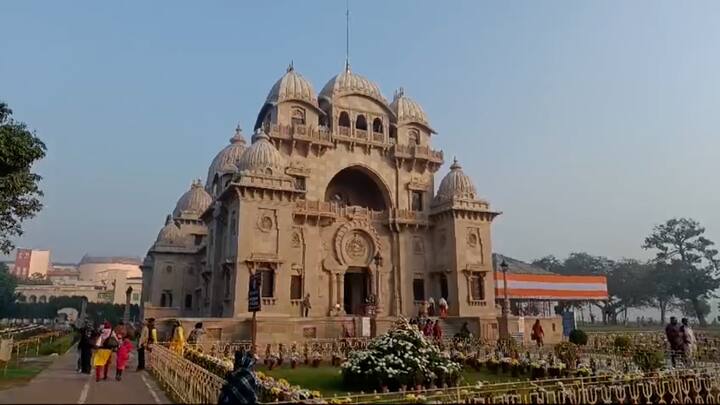 বেলুড় মঠে পালিত হচ্ছে স্বামী বিবেকানন্দর ১৬৩ তম জন্মদিন। প্রতিবার সাড়ম্বরে পালিত হয় দিনটি।