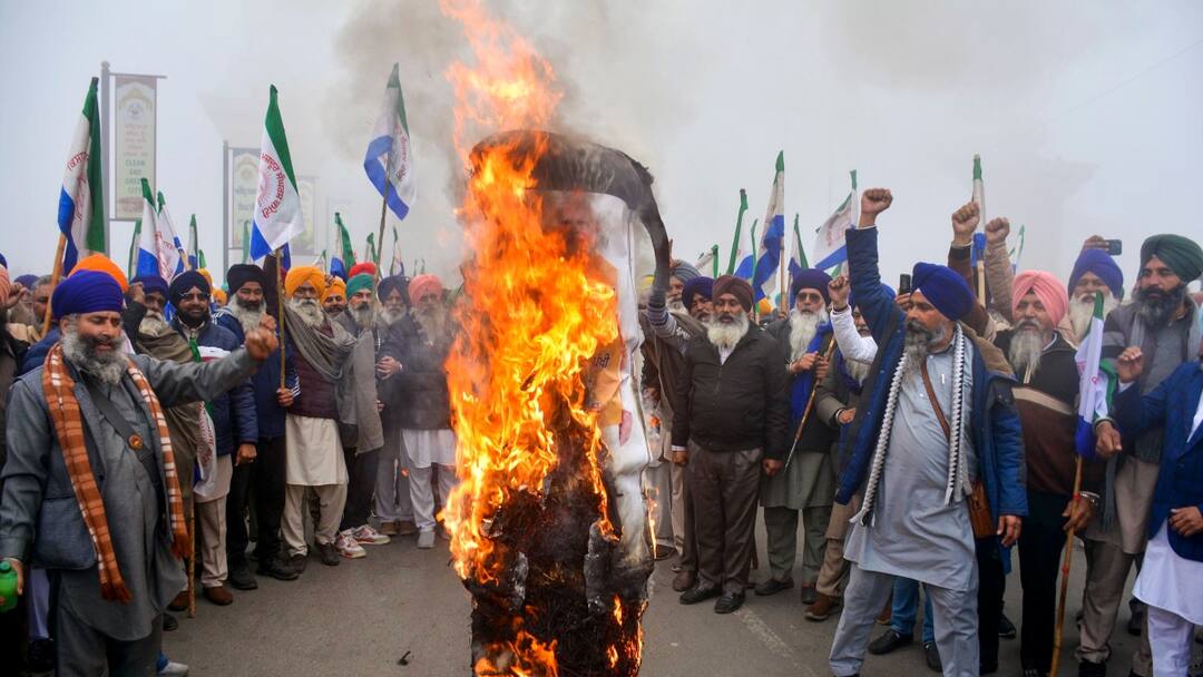 SKM Calls For Tractor March On Republic Day, Accuses PM Modi Of ‘Insensitive Attitude’ Towards Farmers’ Demands SKM Calls For Tractor Marches On Republic Day Jan 26 Demands Urgent Talks With PM Modi Farmers Protests Jagjit Singh Dallewal hunger strike SKM Calls For Tractor March On Republic Day, Accuses PM Modi Of ‘Insensitive Attitude’ Towards Farmers’ Demands