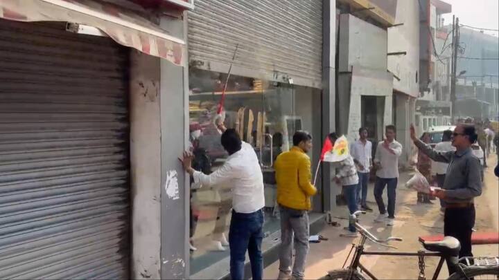 पटना में कई जगह प्रदर्शनकारी दुकानों के शटर पर डंडे बरसाते हुए उन्हें जबरदस्ती बंद करवाते हुए नजर आए.