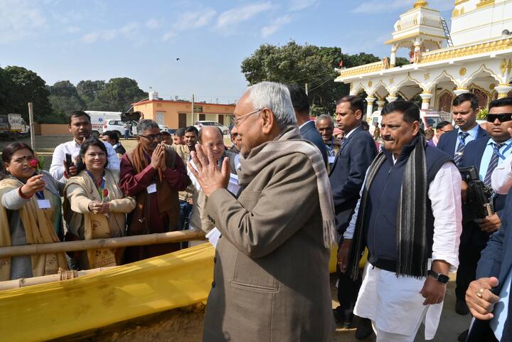 इस दौरान मुख्यमंत्री के साथ उपमुख्यमंत्री सम्राट चौधरी और मंत्री विजय कुमार चौधरी सहित कई नेता और अधिकारी उपस्थित रहे. मुख्यमंत्री का हेलीकॉप्टर सुबह 10:50 बजे दुर्गीपट्टी पहुंचा। स्वतंत्रता सेनानी अमर शहीद रामफल मंडल की प्रतिमा पर माल्यार्पण कर उन्होंने अपनी यात्रा की शुरुआत की.